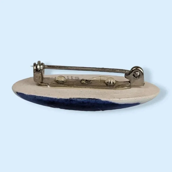 Delfts Vintage Painted Porcelain Brooch - Picture 4 of 6